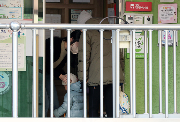 서울시내 한 어린이집에서 한 어린이가 등원하고 있다. 2025.2.11 (ⓒ뉴스1, 무단 전재-재배포 금지)