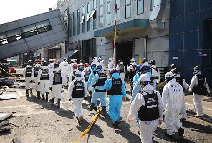 대전 안전공업 화재와 관련해 경찰과 소방, 고용노동부와 국립과학수사원 등 관계 기관이 합동 감식을 하고 있다. 2026.3.23 (ⓒ뉴스1, 무단 전재-재배포 금지)