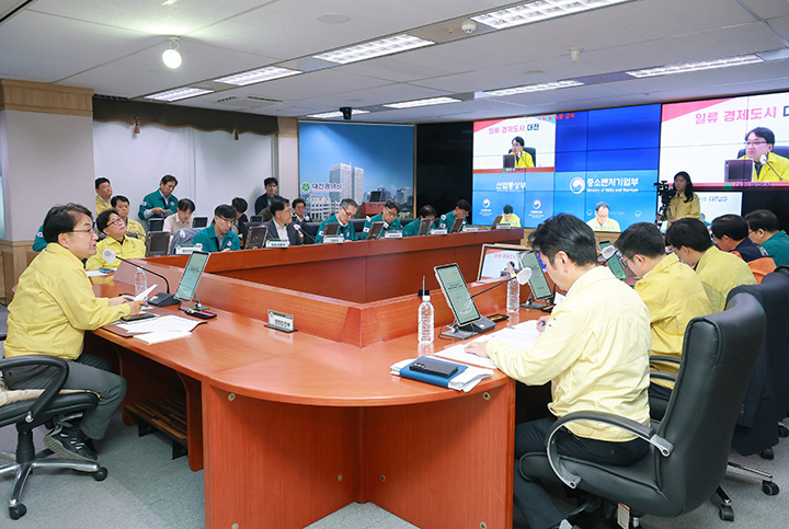 김광용 중대본 차장(행정안전부 재난안전관리본부장)은 대전광역시청에서 대전 대덕구 공장 화재 관련 중앙재난안전대책본부 6차 회의를 주재하고, 유가족 및 피해자 지원과 위험 공정 보유 사업장에 대한 긴급 안전점검 계획을 논의했다. 2026.3.25 (사진=행정안전부)