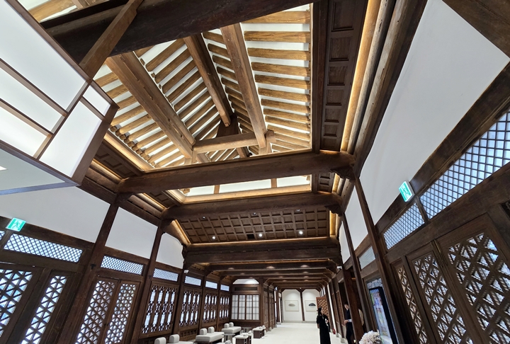 로비 천장. 옛 모습을 느끼게 해준다.