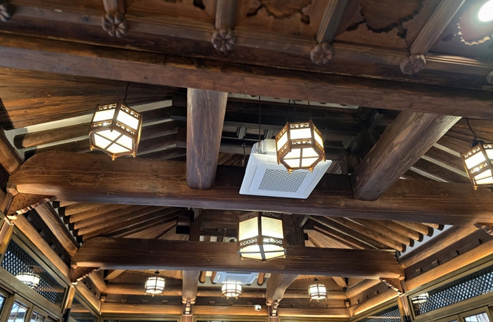 장식등도 가능한 오래전 그대로 두었다.