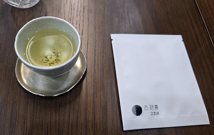 시그니처 차. 한잔을 마시자 봄기운이 느껴졌다.