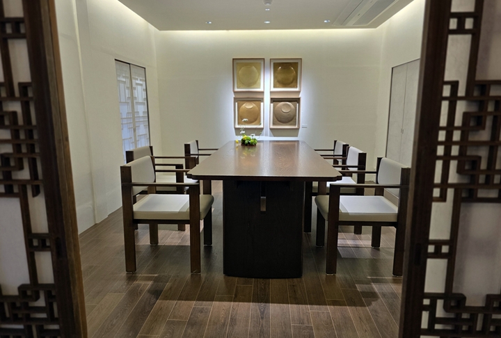 조용한 분위기로 변화된 실내 공간.