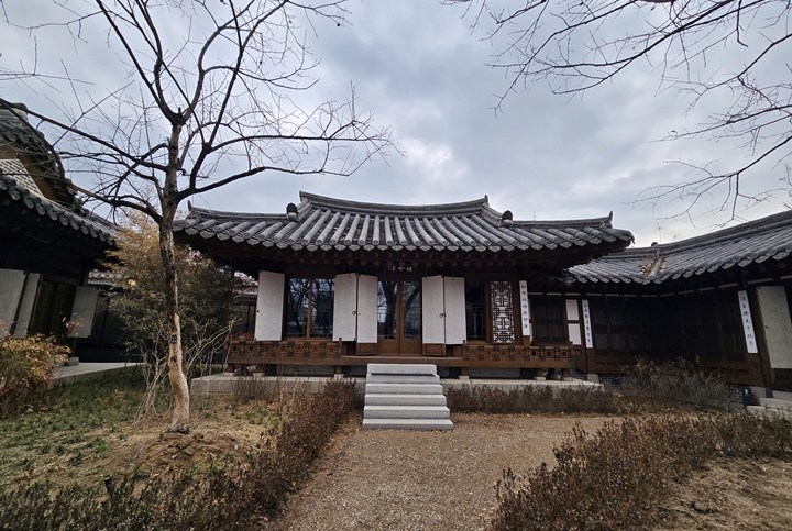 별채로 가는 길.