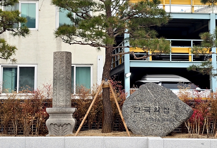 에전 기념비들도 세워져 있다.