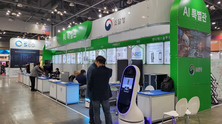 AI를 활용하여 사람들의 복지를 돕는 다양한 제품들을 체험해보는 수요자들.