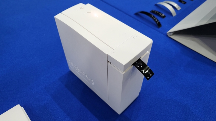 '망고슬래브'의 '네모닉닷' 휴대용 점자 프린터.