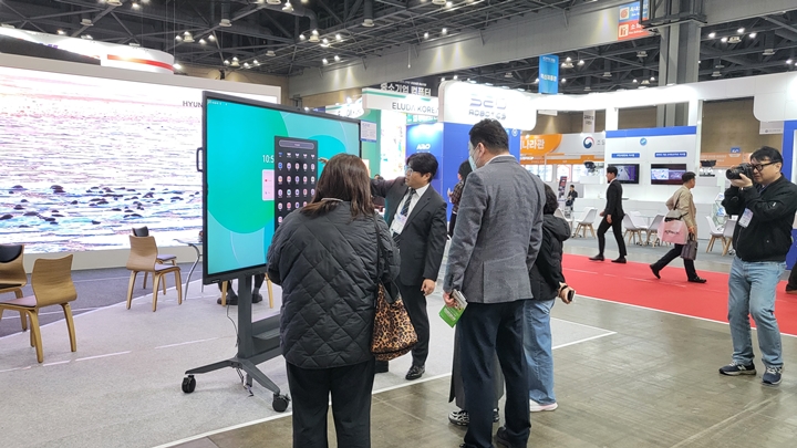제품 설명을 듣는 수요자들. 부스 현장에서 제품이나 기술에 대한 설명을 매우 상세하게 들을 수 있다는 점이 큰 장점이다.