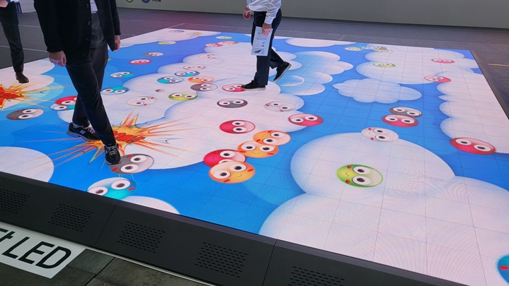 선명하고 깨끗한 화질의 바닥 LED 제품. 접촉할 때마다 빠르게 인식하여 화면이 반응하는 것을 확인할 수 있었다.