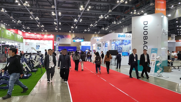 많은 부스와 관람객들로 활기찼던 엑스포 현장.