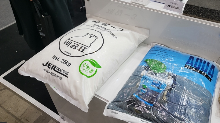 건조소금을 베이스로 하여 제설 현장의 불편을 줄이는데 초점을 맞춘 친환경 제설제.