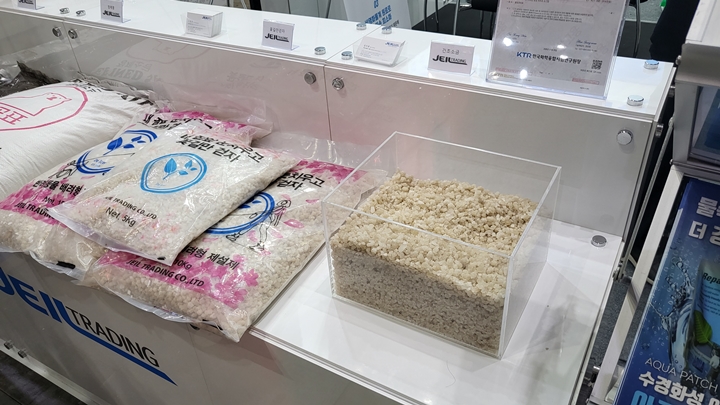 수분 함량을 낮추고 입도를 균일하게 한 천연 유래 성분의 제설용 건조소금.