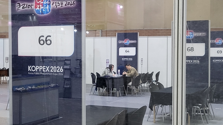 공공구매 상담회장에서 상담을 받고 있는 방문자의 모습.