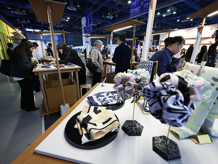 10일 서울 강남구 코엑스에서 열린 글로벌 스타트업 페스티벌 '컴업 2025'에서 참관객들이 전통 창업 전시 부스를 둘러보고 있다. 2025.12.10 (사진=저작권자(c) 연합뉴스, 무단 전재-재배포 금지)