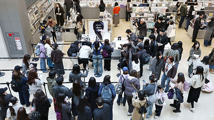 지난 20일 서울 용산구 국립중앙박물관 상품전시관에서 팬들이 국립박물관문화재단과 하이브가 그룹 방탄소년단(BTS)의 정규 5집 '아리랑'(ARIRANG) 컴백을 기념해 출시한 협업상품을 구입하기 위해 줄을 서고 있다. (사진=저작권자(c) 연합뉴스, 무단 전재-재배포 금지)