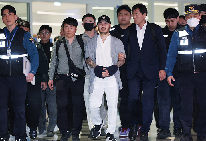 필리핀에서 교민 3명 살해, 탈옥, 국내 마약 유통 등을 일삼으며 '마약왕'으로 불리던 박○○씨가 25일 인천국제공항을 통해 국내로 송환되고 있다. 2026.3.25 (사진=저작권자(c) 연합뉴스, 무단 전재-재배포 금지)