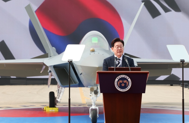 이재명 대통령이 25일 경남 사천 한국항공우주산업에서 열린 KF-21 양산 1호기 출고식에서 격려사를 하고 있다.(ⓒ뉴스1, 무단 전재-재배포 금지)