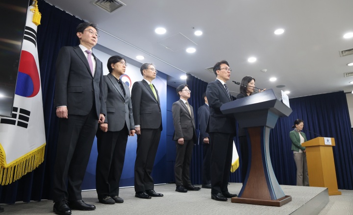 김민석 국무총리가 25일 서울 종로구 정부서울청사에서 비상경제 대응체계 관련 브리핑을 하고 있다.(ⓒ뉴스1, 무단 전재-재배포 금지)