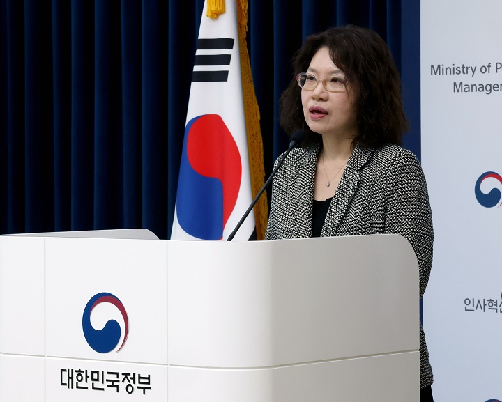 김정연 인사혁신처 재해보상정책관이 지난 17일 세종시 정부세종청사에서 '공무원 재해보상법 시행령' 개정안 입법예고 관련 브리핑을 하고 있다.(사진=인사처 제공)