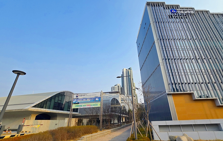 고층건물들 사이에서 낮은 건물을 보자 바로 알아챘다.