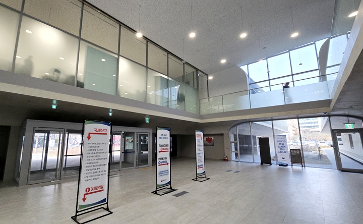 넓은 개방감을 주는 로비.