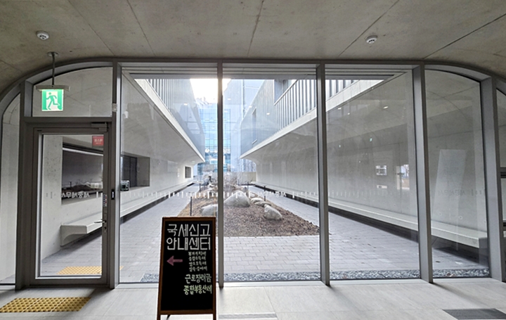 통창이 많아 실내에서도 빛과 자연을 만끽할 수 있다.