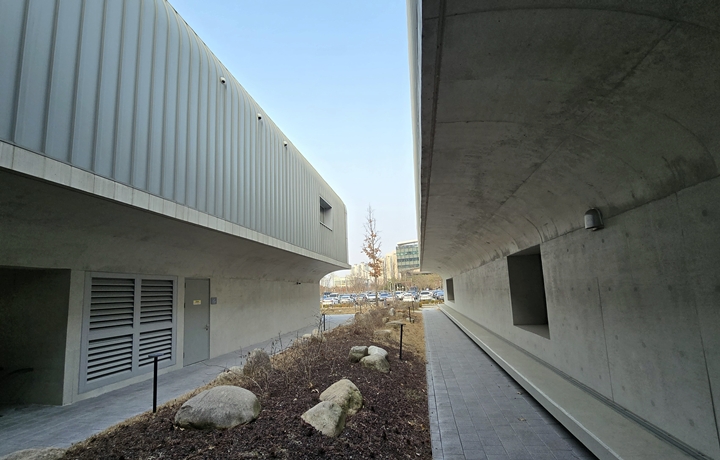 툇마루처럼 건물을 따라 깊은 처마를 두고 벽체와 같은 긴 벤치를 배치했다.