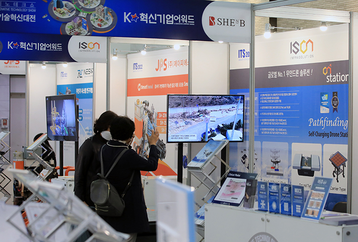 19일 오전 서울 강남구 코엑스에서 열린 제23회 중소기업기술혁신대전에서 참관객들이 참가업체 부스를 둘러보고 있다. 2022.10.19 (ⓒ뉴스1, 무단 전재-재배포 금지)