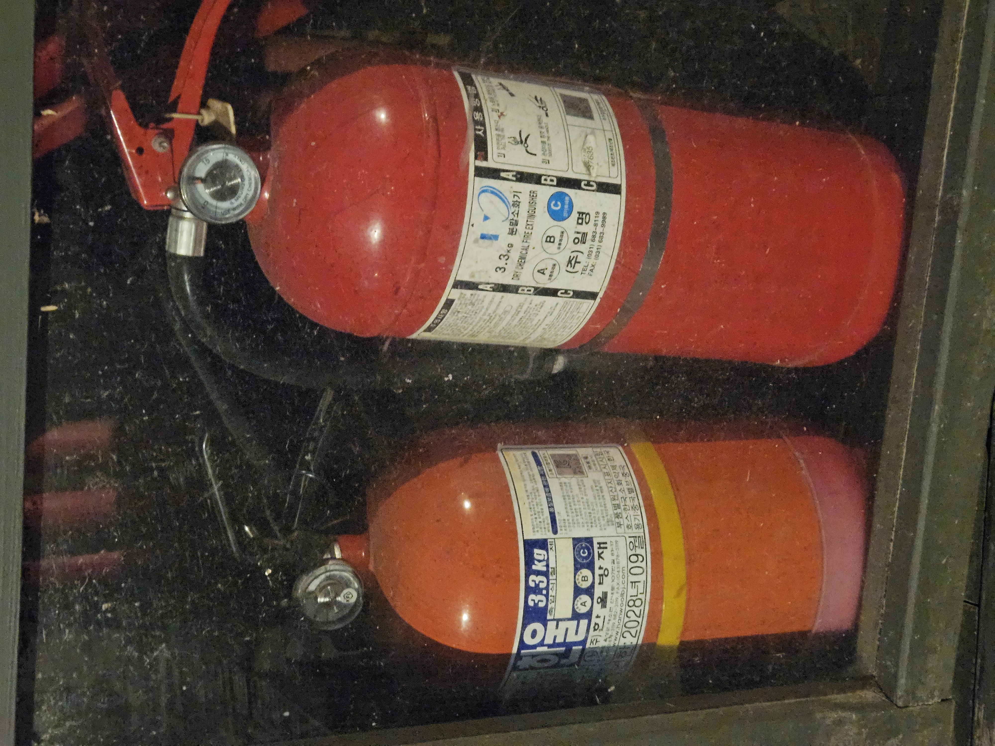 진화 장비 보관함 내부의 분말소화기. 정기적인 점검을 통해 언제든 사용 가능한 상태를 유지하고 있다.