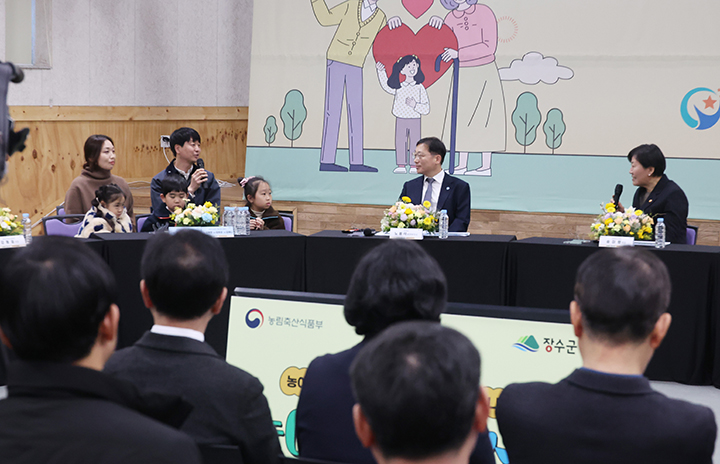 전북 장수군민에게 '농어촌 기본소득'이 처음 지급된 26일 장수군청에서 열린 기본소득 1호 수령자 전달식에서 송미령 농림축산식품부 장관(오른쪽)이 장수 다둥이 가족과 기본소득에 관해 이야기를 나누고 있다. 2026.2.26 (사진=저작권자(c) 연합뉴스, 무단 전재-재배포 금지)
