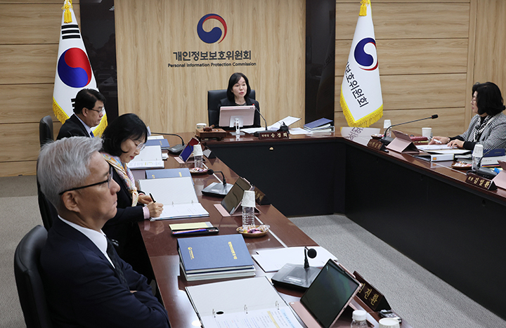 송경희 개인정보보호위원장이 25일 서울 종로구 정부서울청사에서 열린 2026년 제5회 개인정보보호위원회 전체회의에서 발언하고 있다. 2026.3.25 (사진=저작권자(c) 연합뉴스, 무단 전재-재배포 금지)