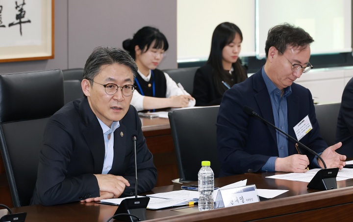 권대영 금융위원회 부위원장이 26일 오후 서울 종로구 정부서울청사에서 경찰청, 금융감독원, 금융보안원, 은행연합회, 저축은행중앙회, 농협·수협·신협중앙회, 여신금융협회 등과 함께 개최한 보이스피싱 대응 간담회에서 현재 추진 중인 보이스피싱 대책의 이행상황을 점검하고, 최근 성행하는 신종스캠·대포계좌 등 새로운 형태의 사기범죄에 효과적이고 신속하게 대응하기 위한 방안을 심도있게 논의했다.(사진=금융위원회 제공)