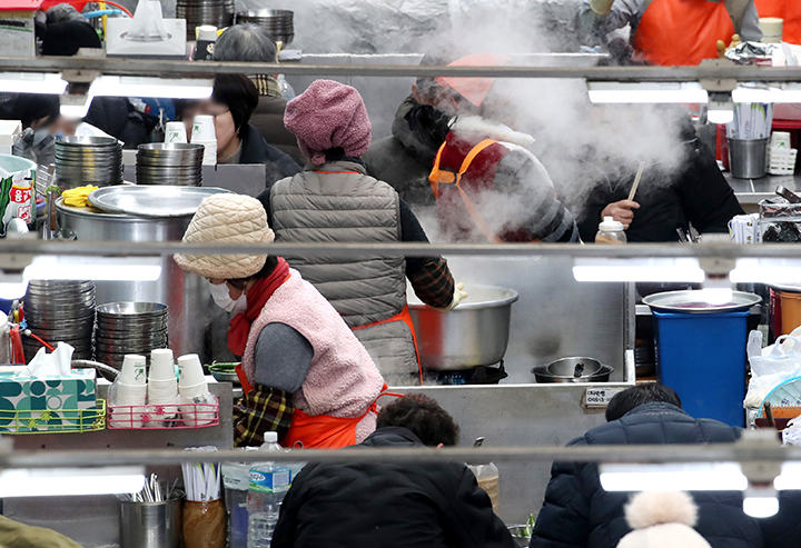 국수골목 상인들이 칼국수를 준비하고 있다. 2025.12.2 (ⓒ뉴스1, 무단 전재-재배포 금지)