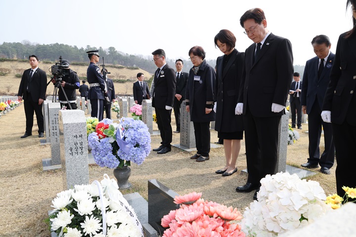 이재명 대통령과 김혜경 여사가 27일 대전 국립대전현충원 천안함 용사 묘역에서 고(故) 한준호 준위 묘역을 참배하고 있다. 2026.3.27(ⓒ뉴스1, 무단 전재-재배포 금지)
