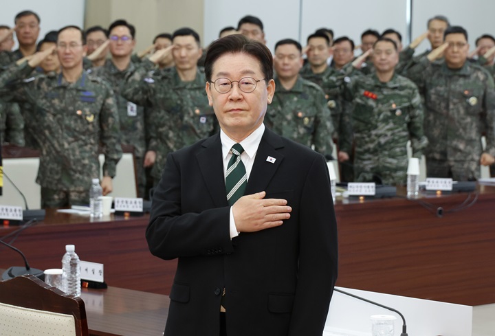 이재명 대통령이 27일 서울 용산구 국방부에서 열린 전군 주요 지휘관 회의에서 국민의례를 하고 있다. 2026.3.27(ⓒ뉴스1, 무단 전재-재배포 금지)