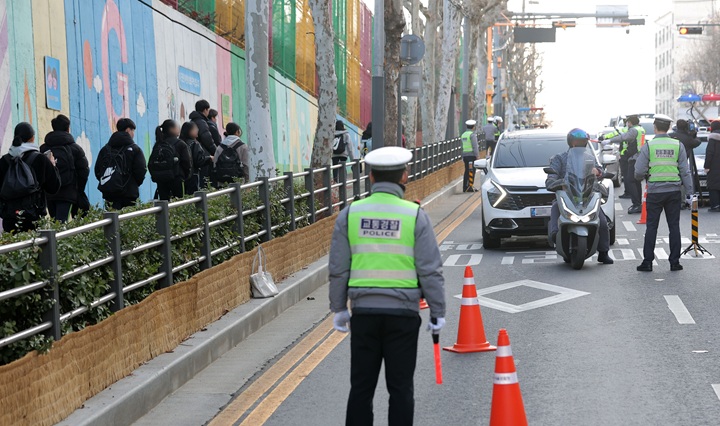 지난 4일 서울 양천구 양강초등학교 스쿨존 일대에서 양천경찰서 소속 교통 경찰이 등굣길 음주운전 단속을 하고 있다.(사진=저작권자(c) 연합뉴스, 무단 전재-재배포 금지)