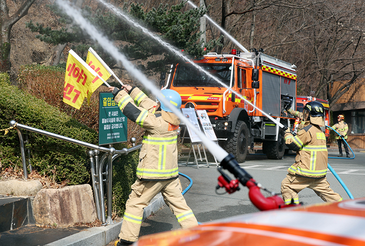 대형산불 특별대책 기간인 16일 대구 앞산 공원에서 산불 진화용 차량이 출동해 진화 훈련을 하고 있다. 2026.3.16 (사진=저작권자(c) 연합뉴스, 무단 전재-재배포 금지)