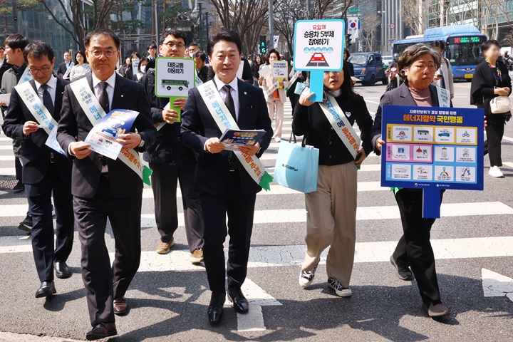 이호현 기후에너지환경부 2차관이 26일 서울 강남구 테헤란로 일대에서 에너지절약 거리 캠페인을 하고 있다.(사진=저작권자(c) 연합뉴스, 무단 전재-재배포 금지)