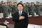 이재명 대통령이 27일 서울 용산구 국방부에서 열린 전군 주요 지휘관 회의에서 국민의례를 하고 있다. 2026.3.27(ⓒ뉴스1, 무단 전재-재배포 금지)
