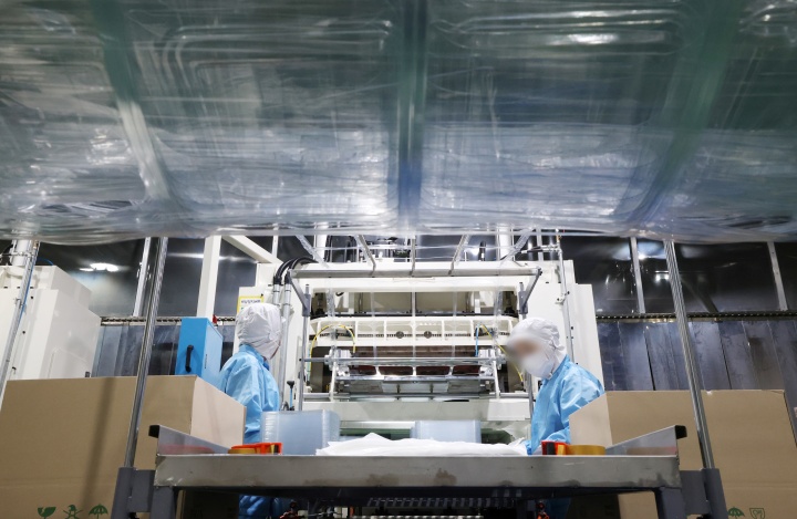 미국·이스라엘과 이란 간 전쟁 장기화로 인해 비닐·플라스틱의 핵심 원료인 '나프타' 등 석유화학 제품 수급이 불안정해지면서 '비닐·플라스틱 대란' 우려가 확산하고 있는 가운데 사진은 27일 경기 광주시에 위치한 한 플라스틱 기업 공장의 모습.(ⓒ뉴스1, 무단 전재-재배포 금지)