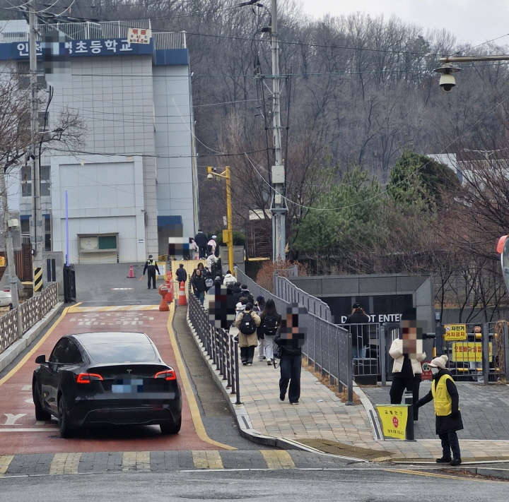 한 초등학교 앞 등교 모습 (사진=본인 촬영)