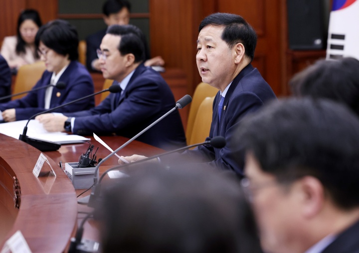 구윤철 경제부총리 겸 재정경제부 장관이 26일 오후 서울 세종대로 정부서울청사에서 열린 비상경제장관회의 겸 민생물가 특별관리 관계장관 TF회의에서 모두발언을 하고 있다. 2026.3.26 (ⓒ뉴스1, 무단 전재-재배포 금지)