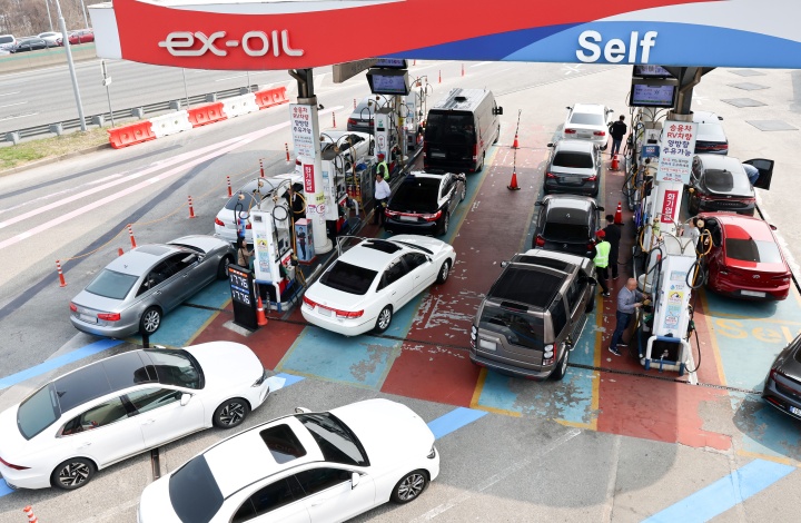 석유제품에 2차 최고가격제가 시행된 27일 서울 서초구 만남의광장 주유소에서 운전자들이 주유를 하고 있다.(ⓒ뉴스1, 무단 전재-재배포 금지)