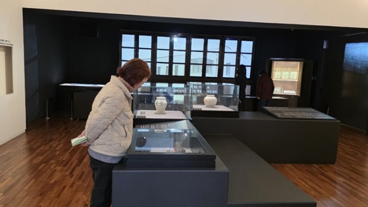 간송의 방에서 관람객이 유물을 들여다보고 있다. 본인 촬영)