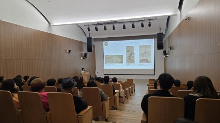 오전11시, 오후 2시에 단체 전시 해설이 있다. 본인 촬영