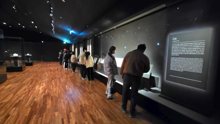 대구간송미술관에 시민들이 줄을 서서 전시를 보고 있다. 본인 촬영