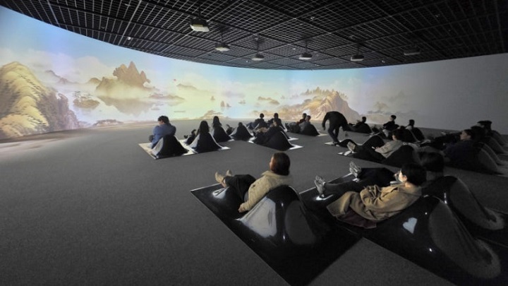 편안한 의자와 실감 영상 전시로 쉼과 힐링을 제공한다. 본인 촬영