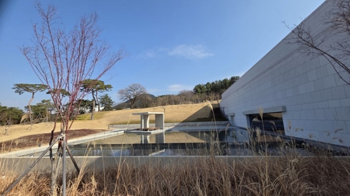 자연과 어울어진 수공간과 대구시 전망을 볼 수 있는 박석마당이 있다. 본인 촬영