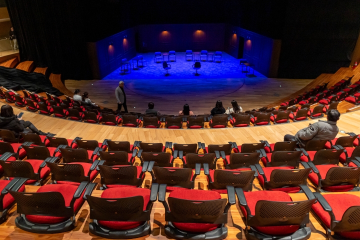 심오한 주제를 바탕으로 한 진지한 연극에 몰입할 수 있었다