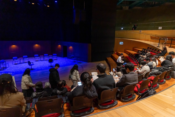 공연 시작 전 공연예술 지역 유통 지원사업에 대한 안내가 나왔다